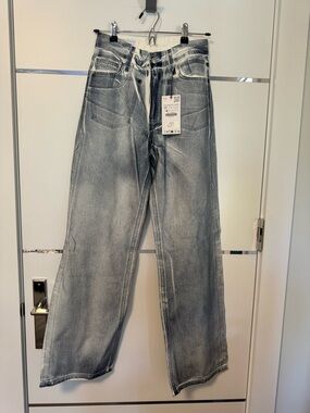 Relaxed Wide-Leg Women’s Jeans in Washed Gray